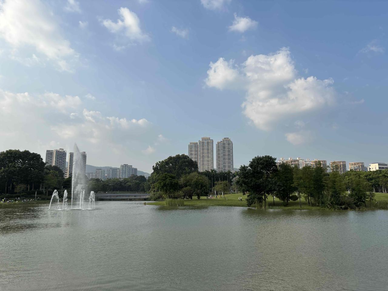 对老师的认知偏见：
一天两三节课又有寒暑假，工作很轻松。其实这都是表面现象，老师