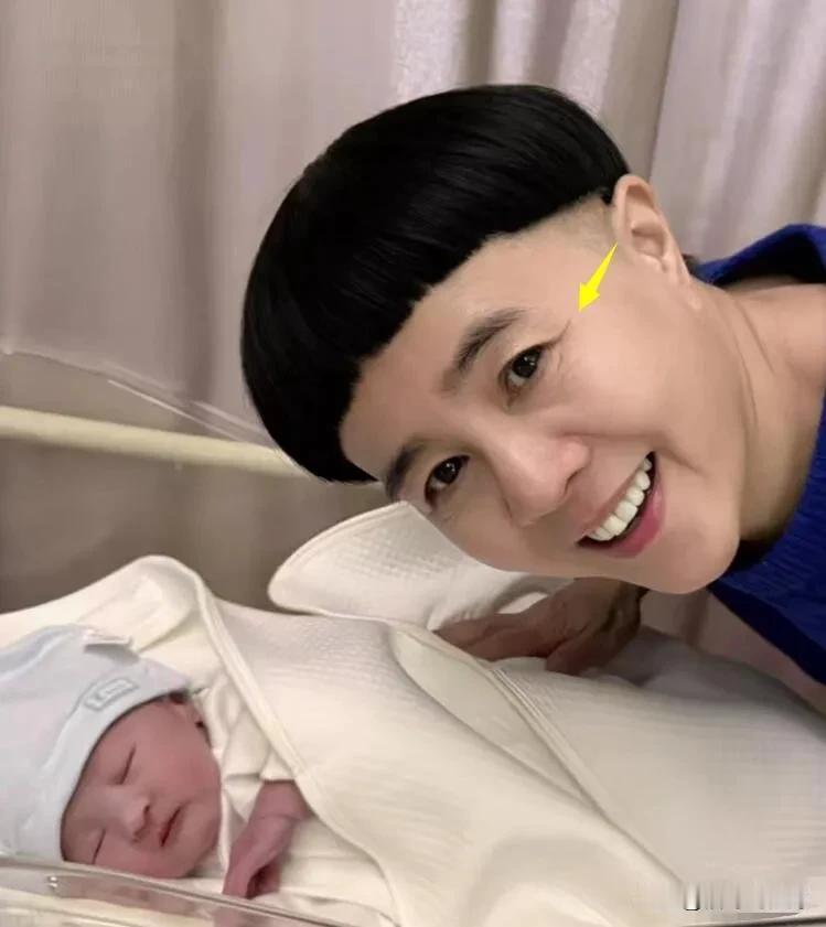 “金龟子”刘纯燕都当姥姥了～昨日，刘纯燕女儿王逸辰生下一个5.4斤的男婴，她在社