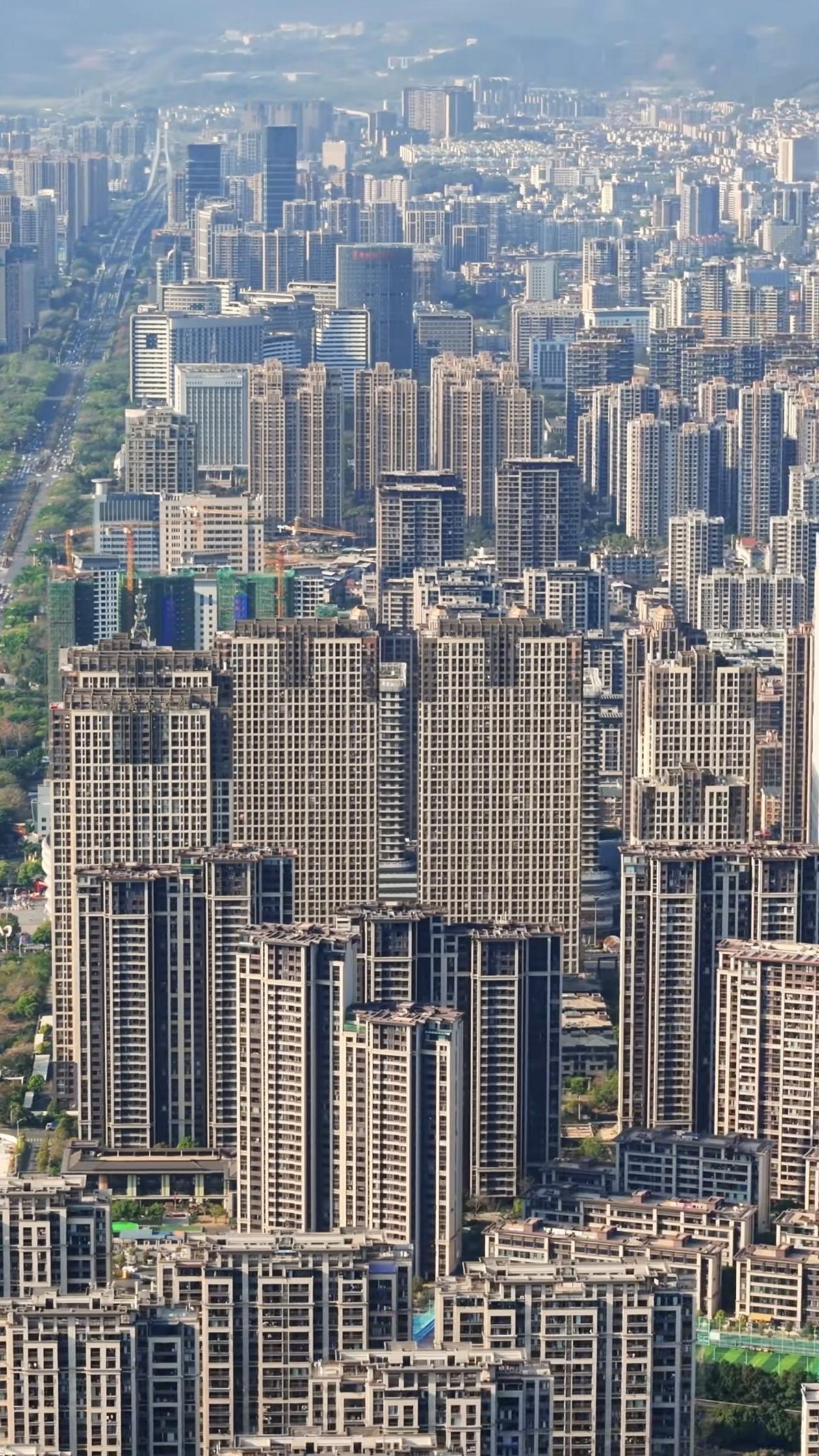 这是龙岩最真实的样子，城建看起来很大气，一眼望过去，看得人密集恐惧症都犯了。
龙