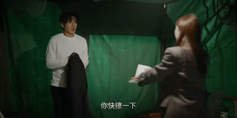 朱珠床戏给我看热了边亲边转的头真的不晕吗 