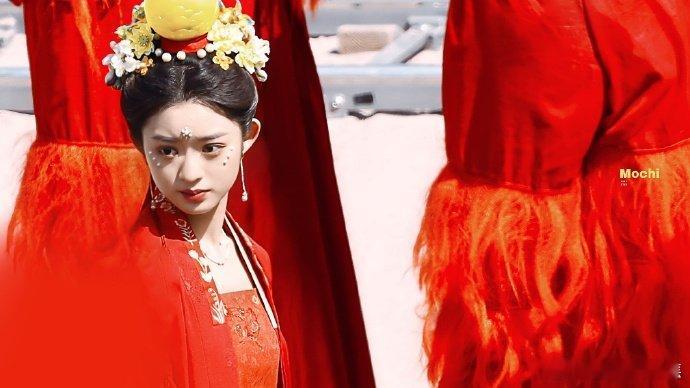 黄杨钿甜瘦成啥样了没想到黄杨钿甜瘦下来气质变化这么大，从可爱走向了清冷，新造型狠