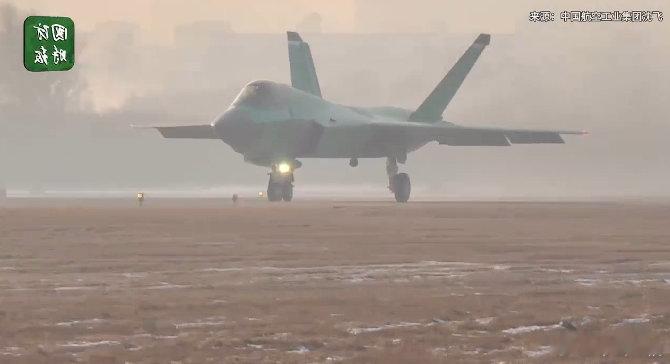 沈飞新年直接放出绿皮歼35看来新厂房在2026年要产能全开歼35目前需求很大，今