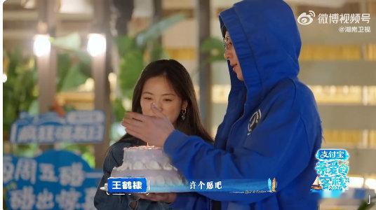 亲爱的客栈全员为沈月庆生亲爱的客栈看着大家一起为沈月庆祝生日，满屏都是温暖，她性