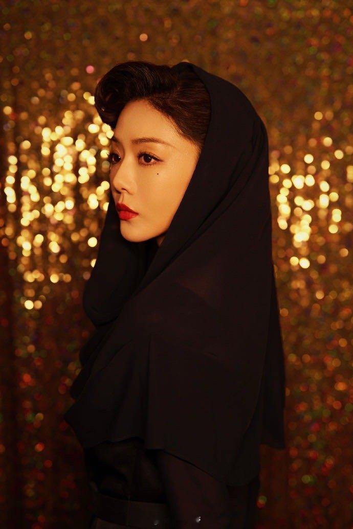 邓家佳造型好美好邪恶 从未见过这样的邓家佳！新片里吴丽云每个造型都融美艳与邪恶，