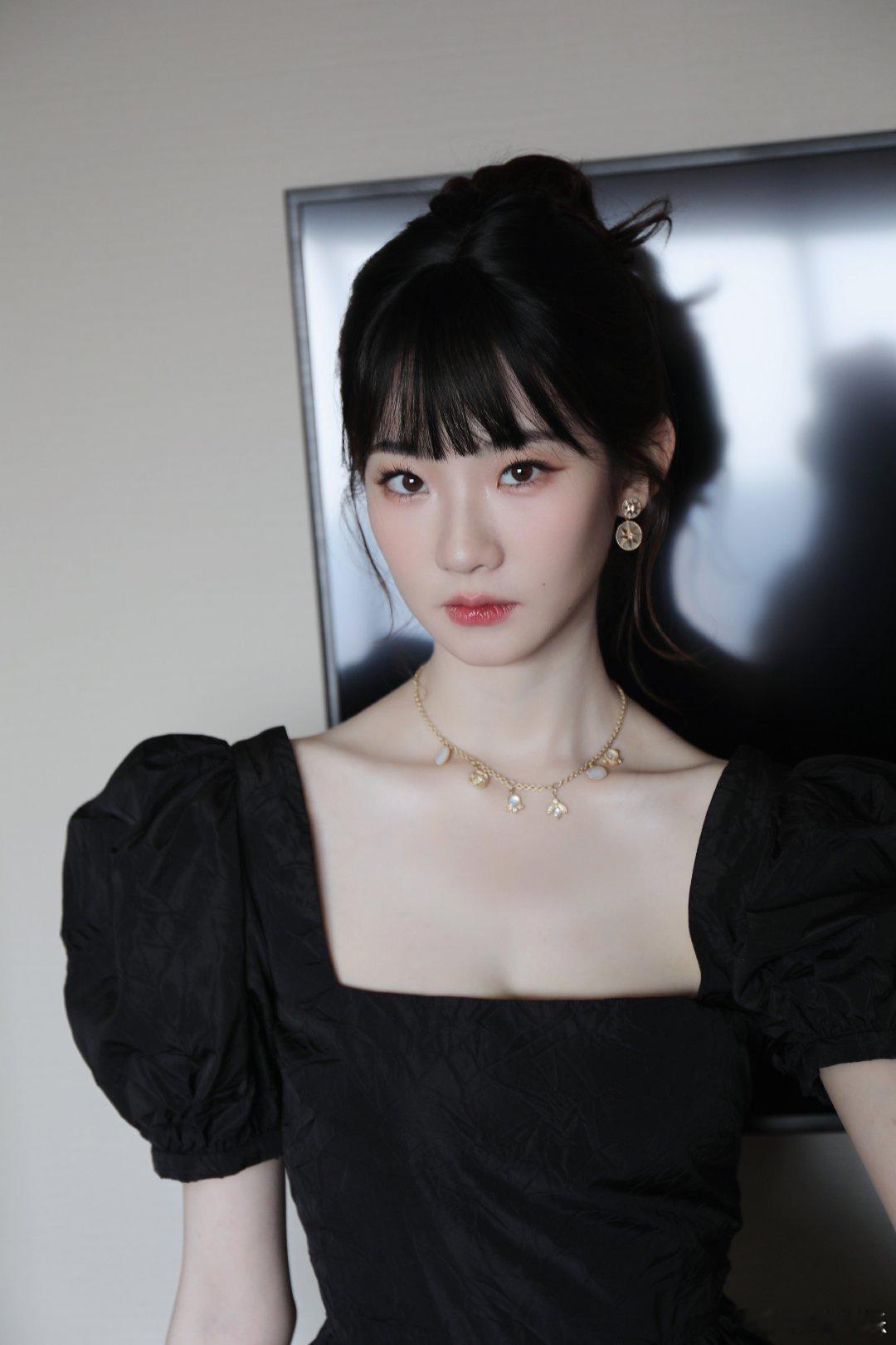 #硬糖少女303##张艺凡# 今日份糖妹新鲜物料张艺凡品牌活动新花絮照一组从曝光