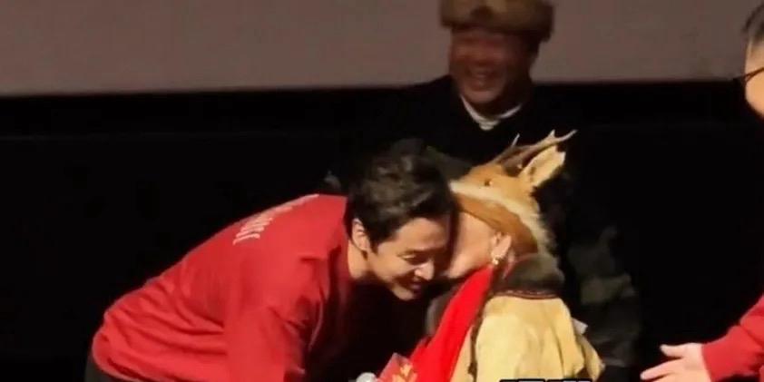 电影《三滴血》首映礼上，81岁的鄂伦春族非遗传承人“小花鹿奶奶”内淑梅追星成功，