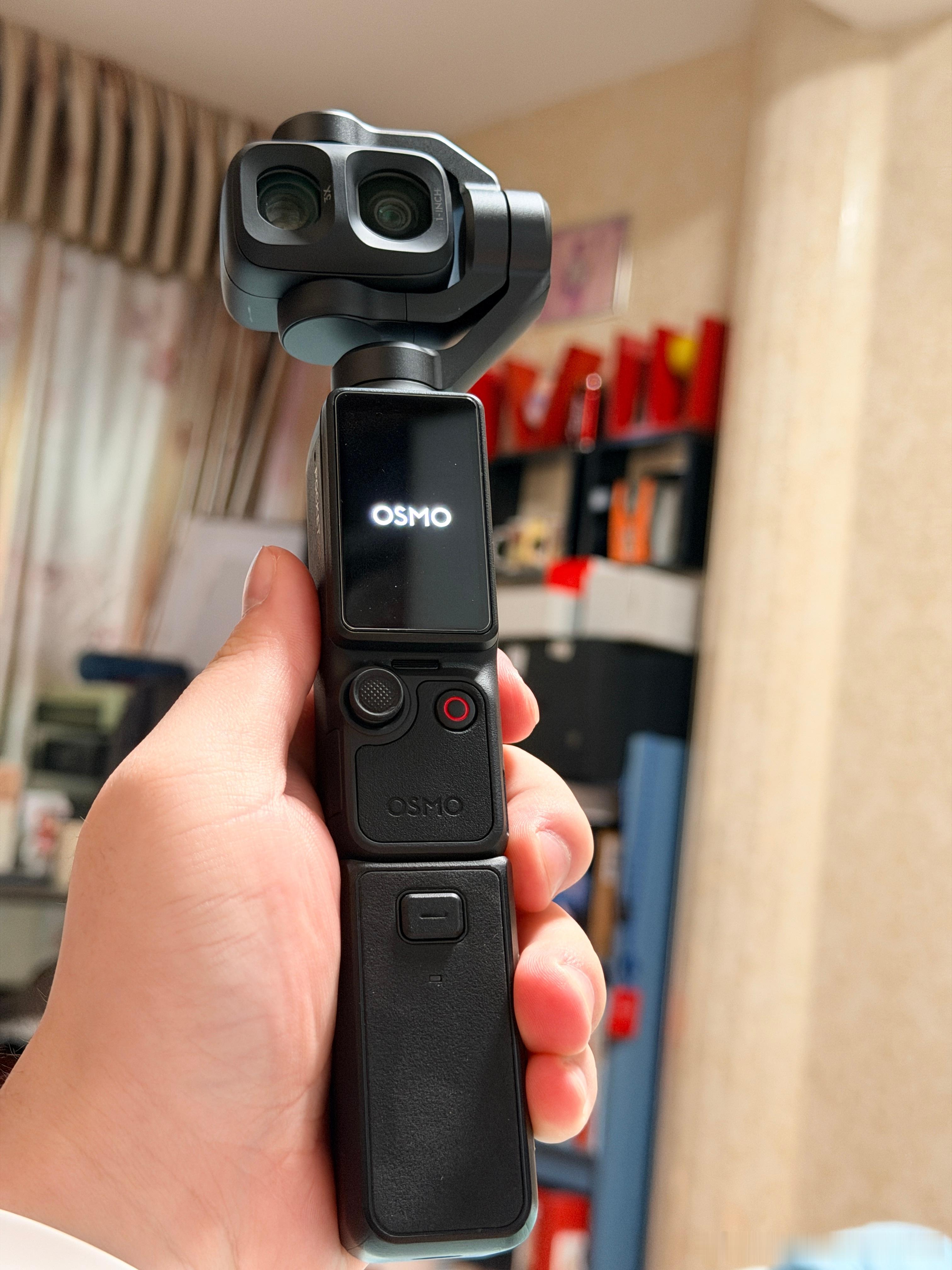 大疆 Pocket4P 用起来有个比较严重的 BUG，目前转屏关机并不是真正的关