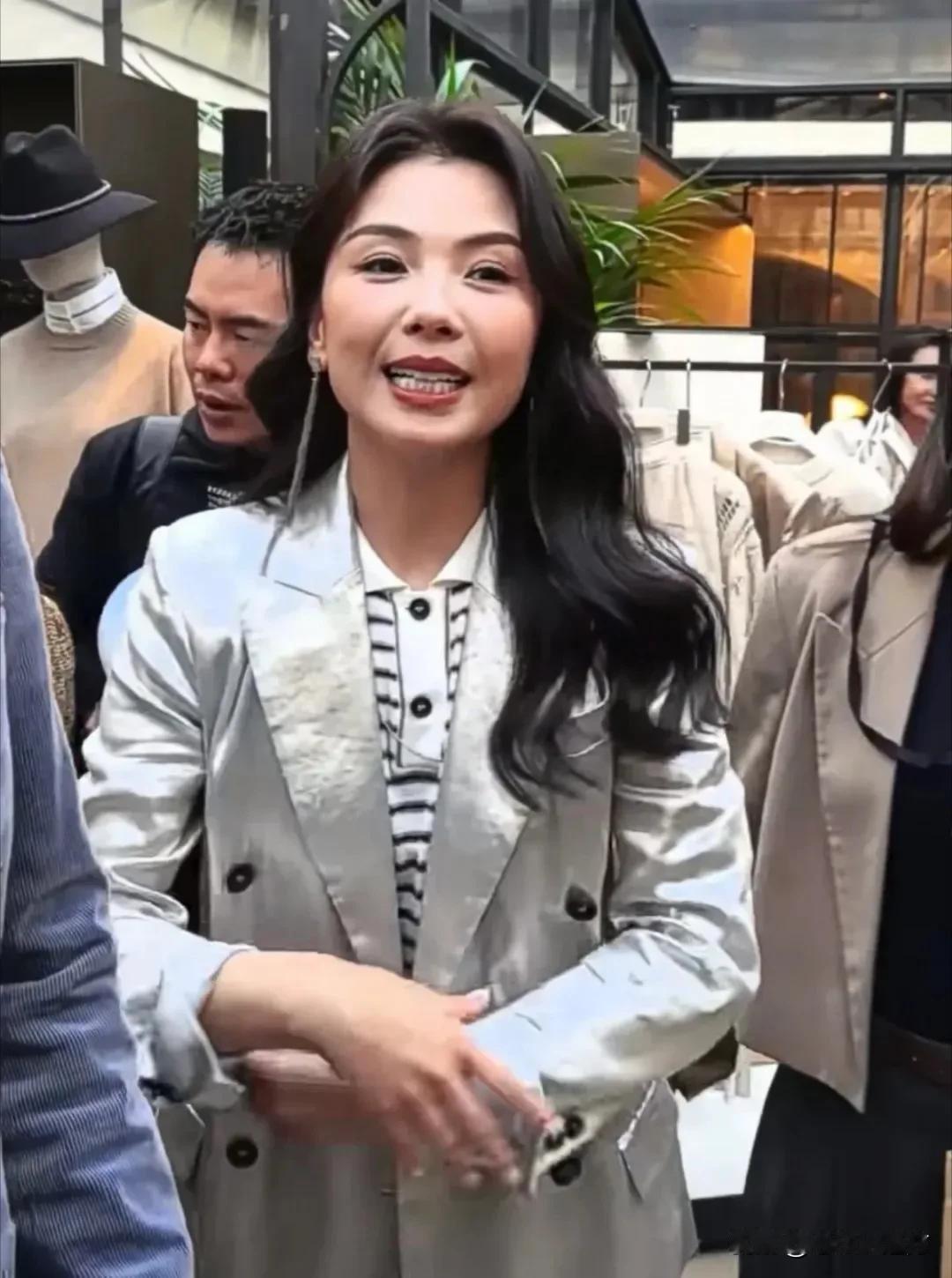 米兰时装周这照片去掉淲镜后，
真的破坏了我们心中完美的那个刘涛。
虽然整体气色状