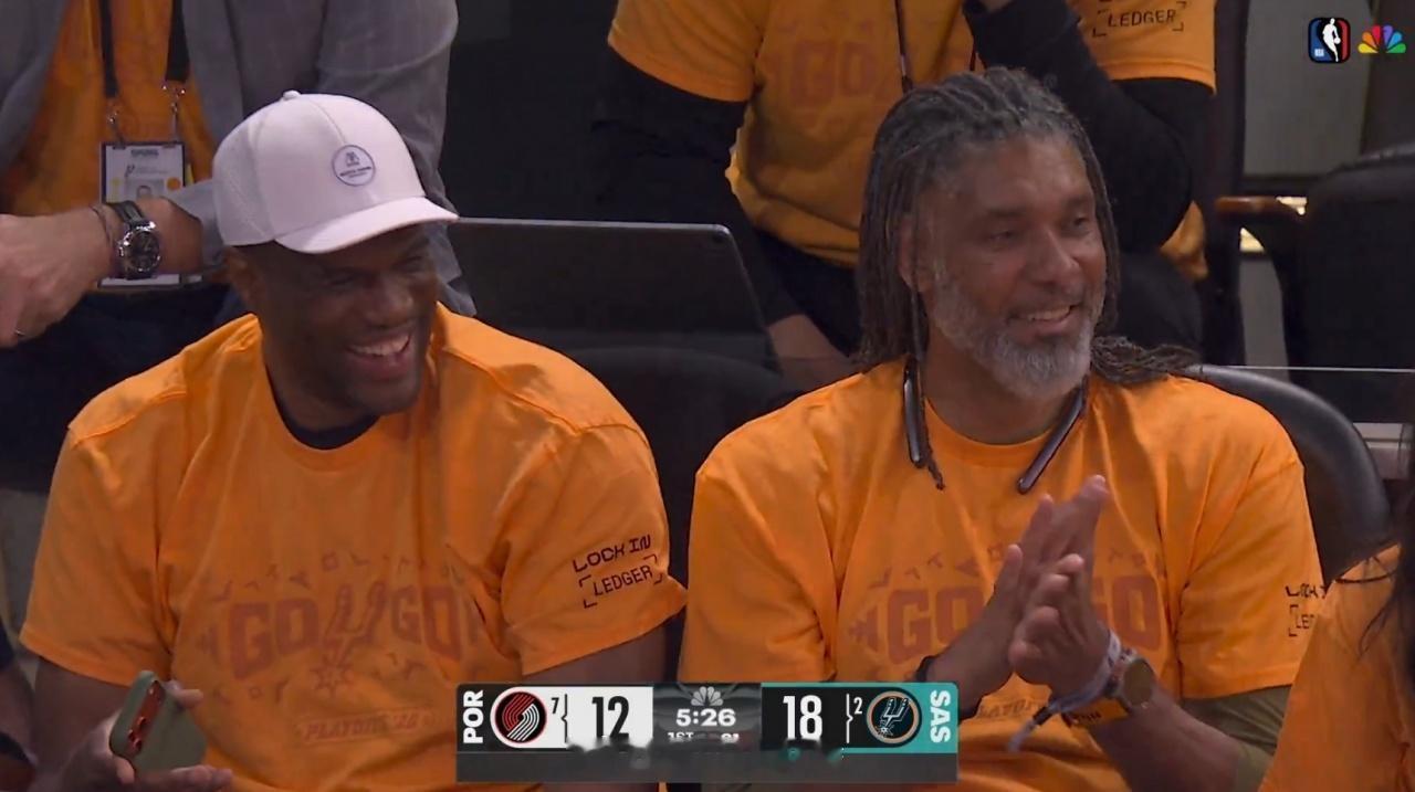 这不给T？文班狂秀操作惊艳全场 场边邓肯+海军上将露出了姨母笑NBA马刺时隔7年