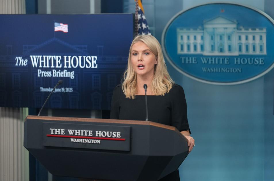 白宫新闻秘书莱维特在发布会上直接摊牌：美国正在一步步拿捏伊朗的领空，预计再过四到