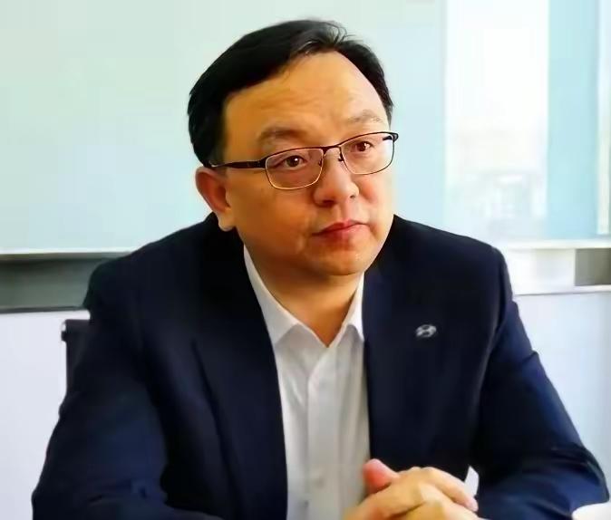 [月亮]王传福说，他高中时回家要生活费时，他嫂子张秀菊，翻箱倒柜，兜里就几毛钱，