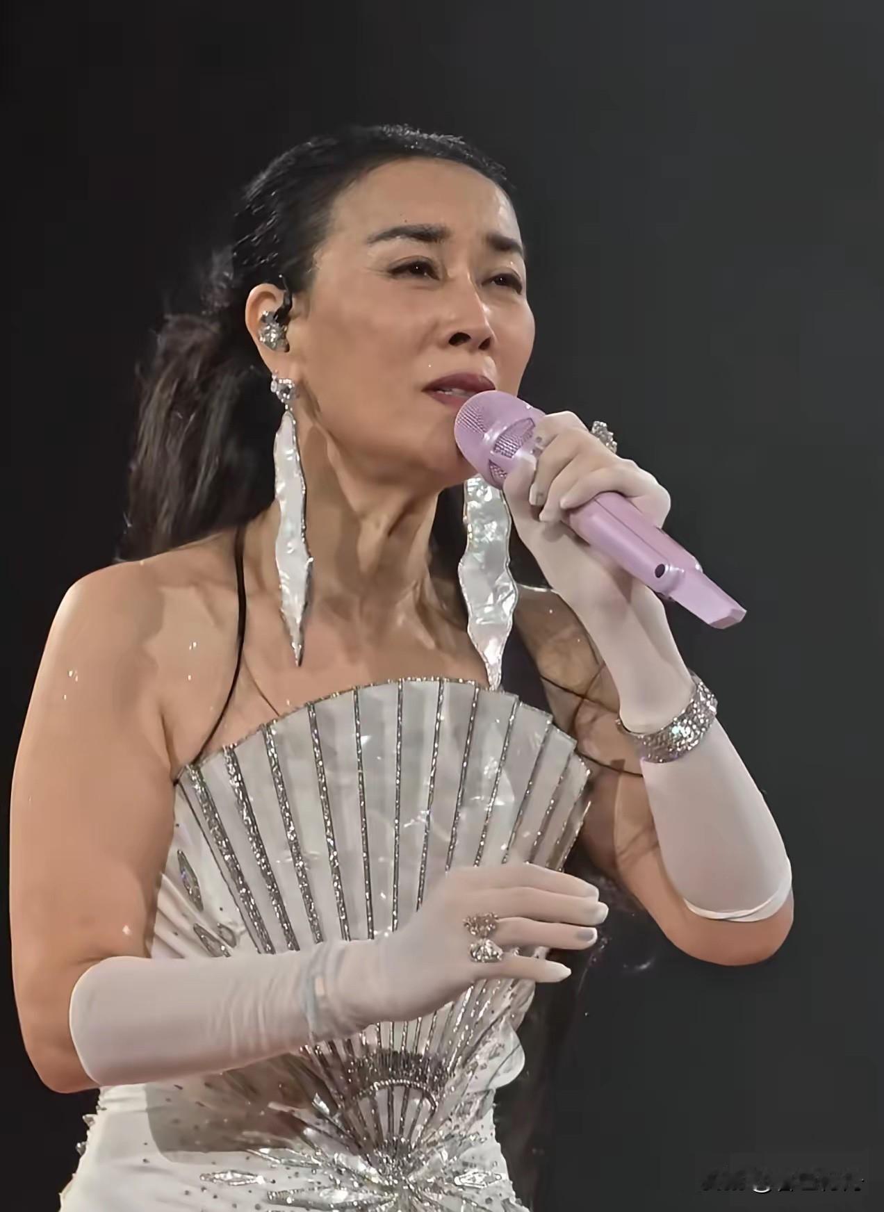 终于弄明白，
为什么这么多人不喜欢那英了，
不是因为实力不行，也不是因为不好看，