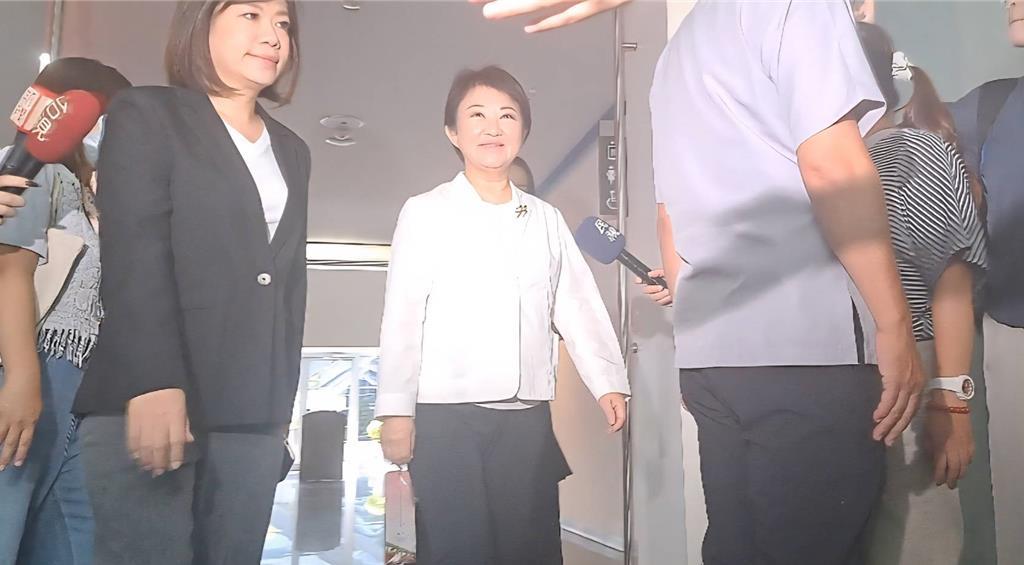 卢秀燕凯道快闪不回答媒体提问惹争议，其副手郑照新回应了
有绿媒报道称，台中市长卢