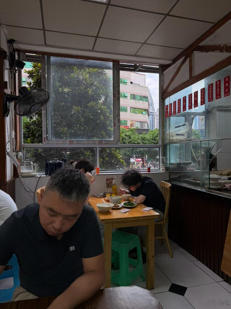 昨天下午在雾都一居民楼里吃了个小馆子 吹着晚风 配合上重庆特色阴天 舒服！好几天
