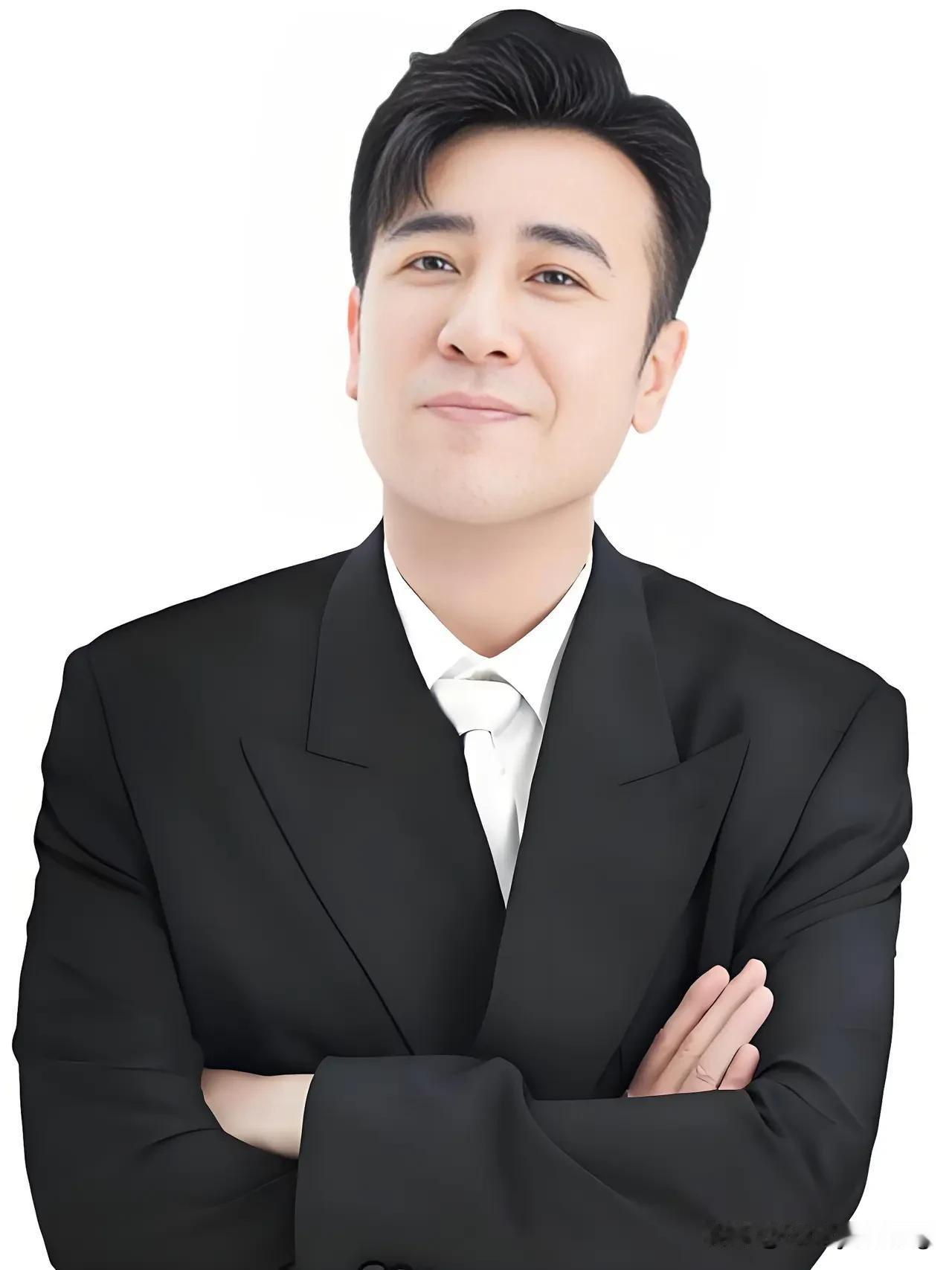 “真正兼具气质与底蕴的人，从来不是靠穿搭刻意包装，也不是靠硬装出沉稳模样，而是读