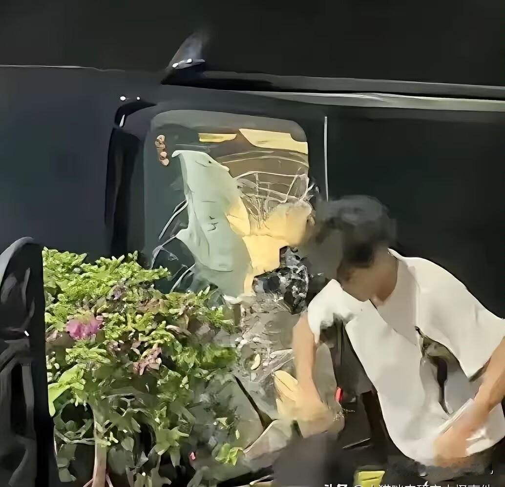 “全网破防！”广东汕头凌晨三点空荡荡的街头，一名年仅18岁的少年，凭着一腔赤诚与
