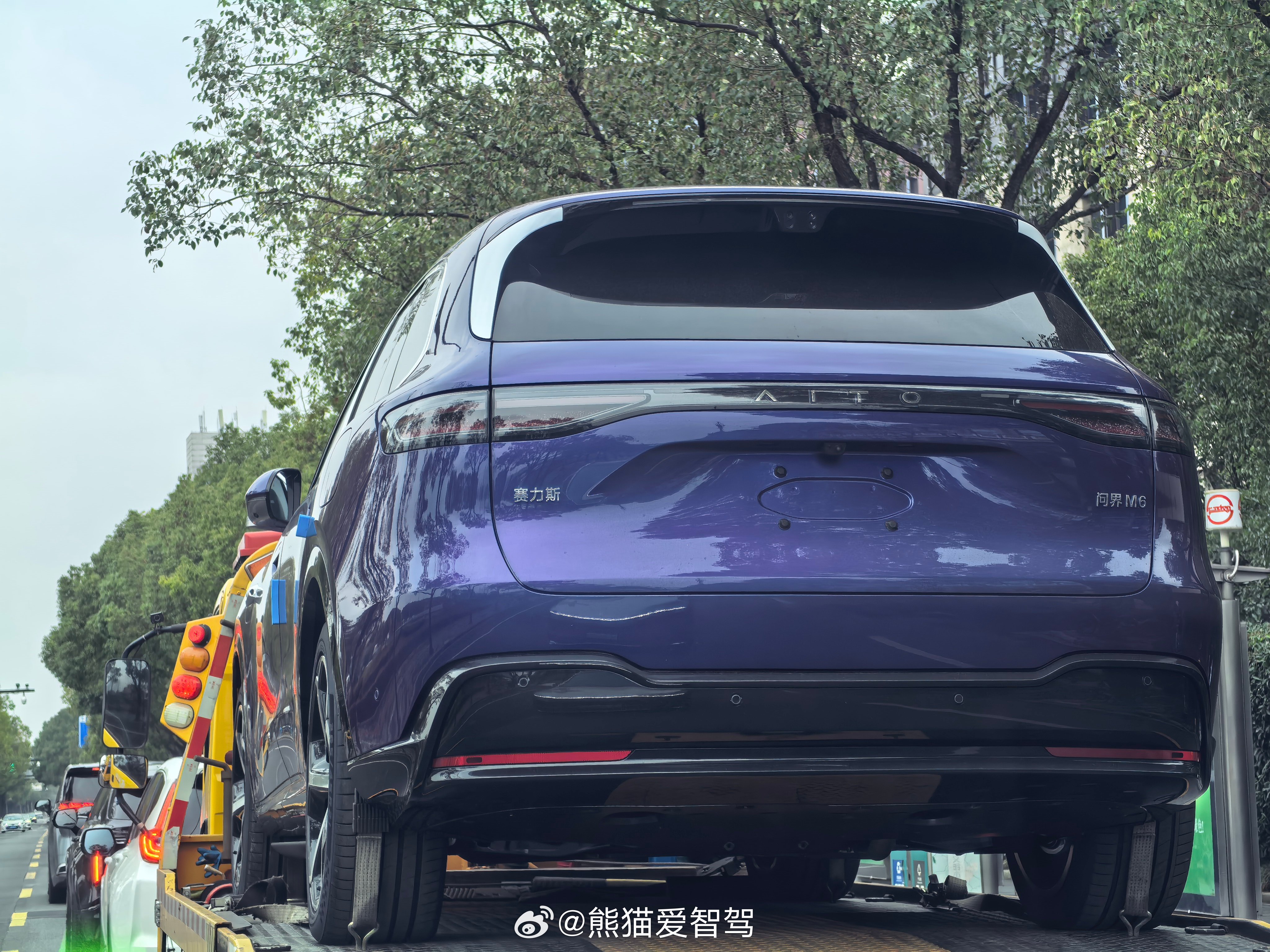 我去，大早上看到群里的车友发的这个了~难道问界m6 展车开始进店了吗？问界m6或