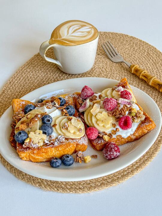 元气早餐🍌香蕉莓果法式吐司双拼🫐🍓热拿铁