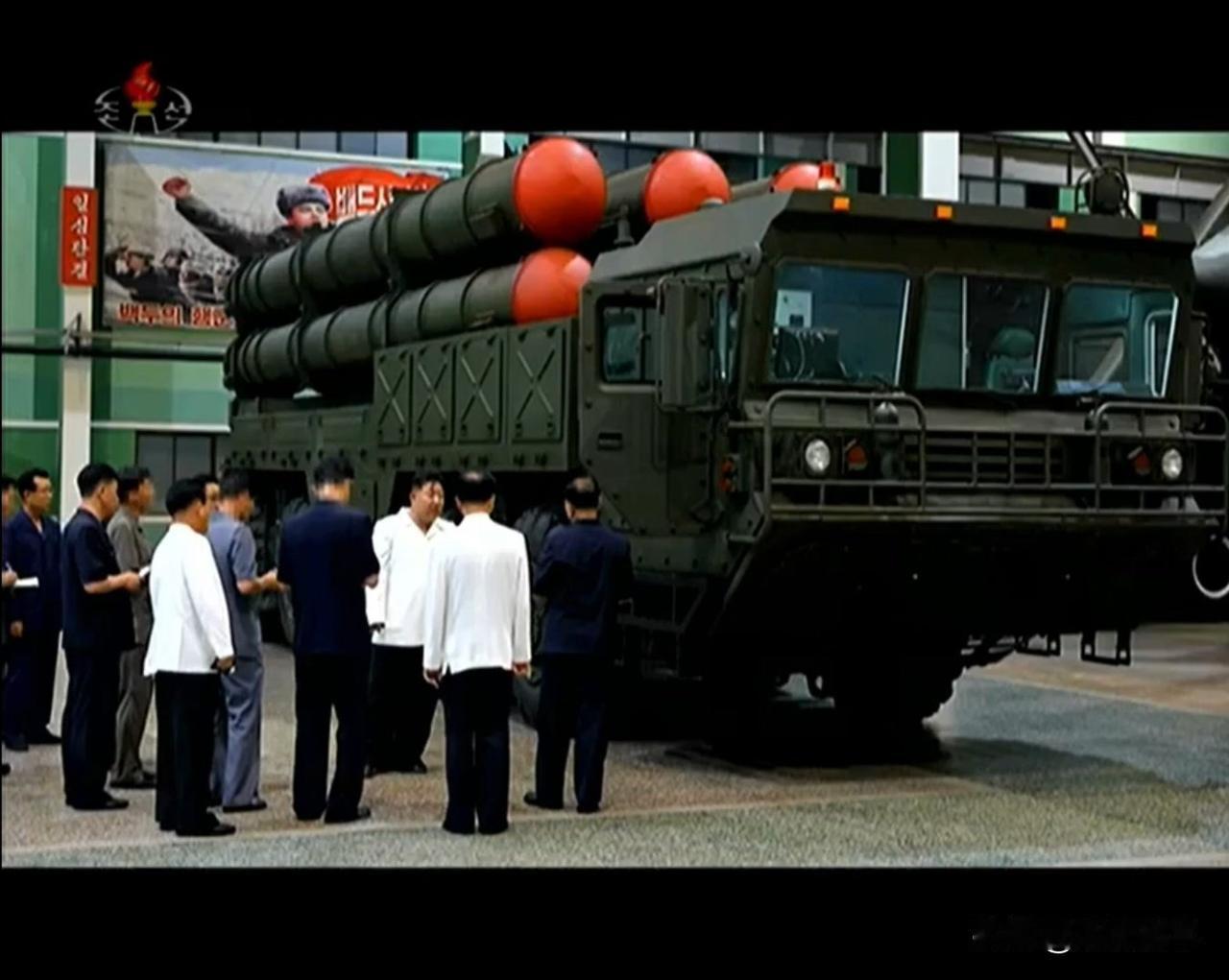 9月8日，朝鲜公开了，最新型的8×8型特种车底盘搭载600毫米超大型火箭炮，底盘