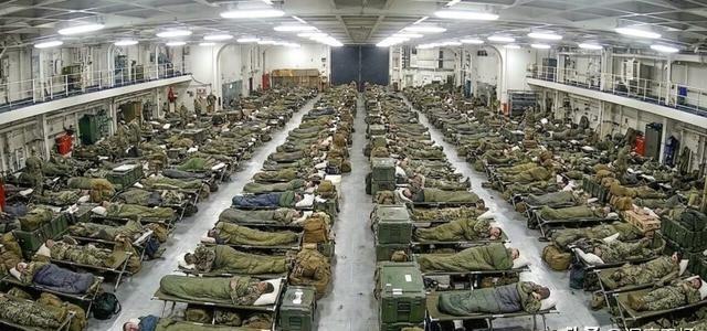 美军海军陆战队数千人，在海上将近9个月，几千名士兵挤在一起打地铺，最可怕的还是排