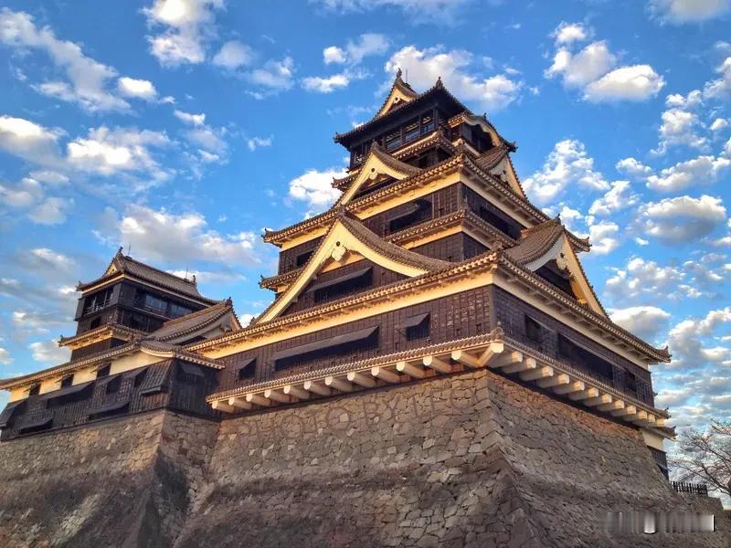日本熊本县附近发生7.1级地震"七点一震熊本塌，东海西岸共牵挂；天灾无界莫分家，