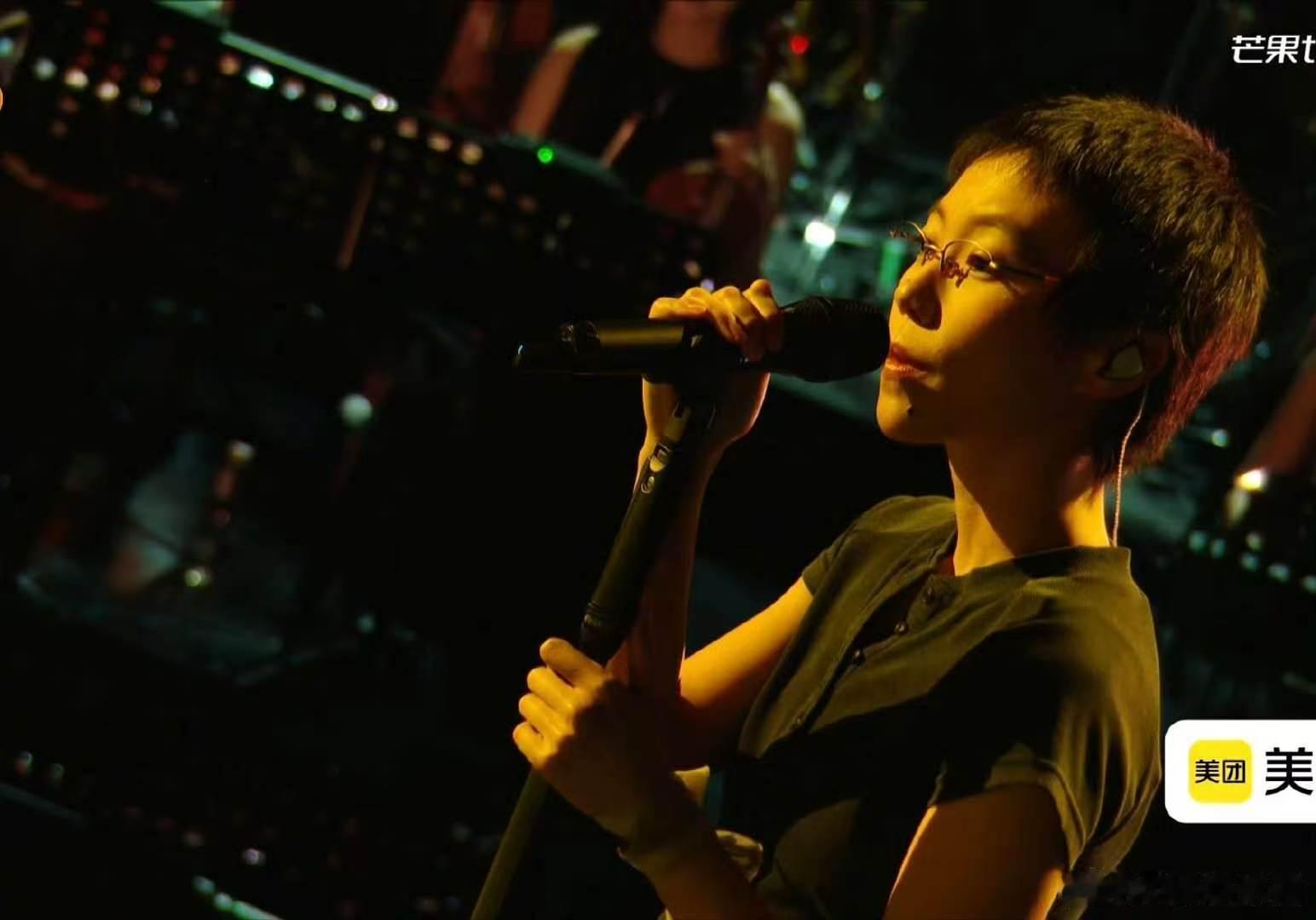 歌手直播窦靖童 王菲的声音窦唯的造型歌手直播舞台上窦靖童唱响经典《誓言》，嗓音空