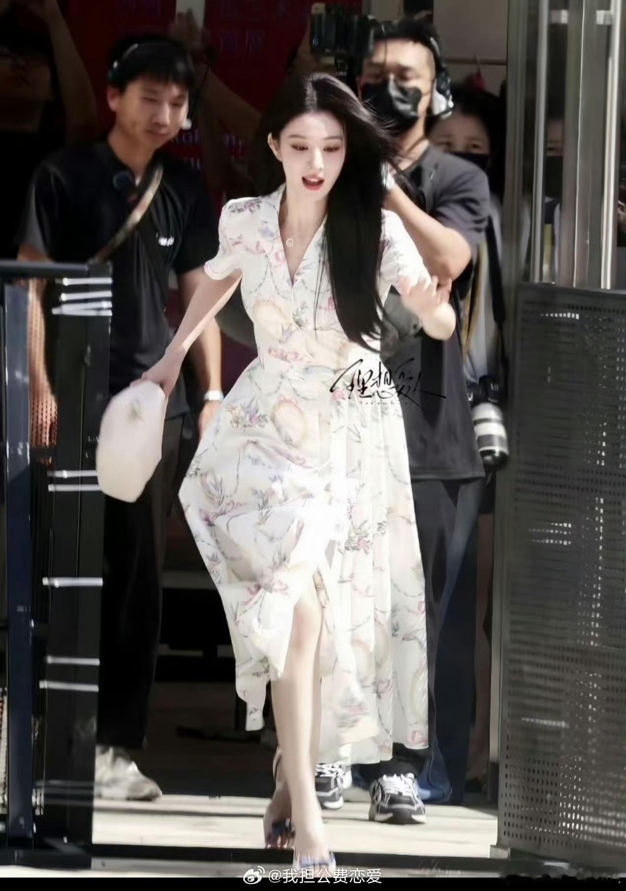 我的天呐孟子义和王楚然被绊倒都这么美是闺蜜就一起美美出片 丁禹兮孟子义拍了电梯抱