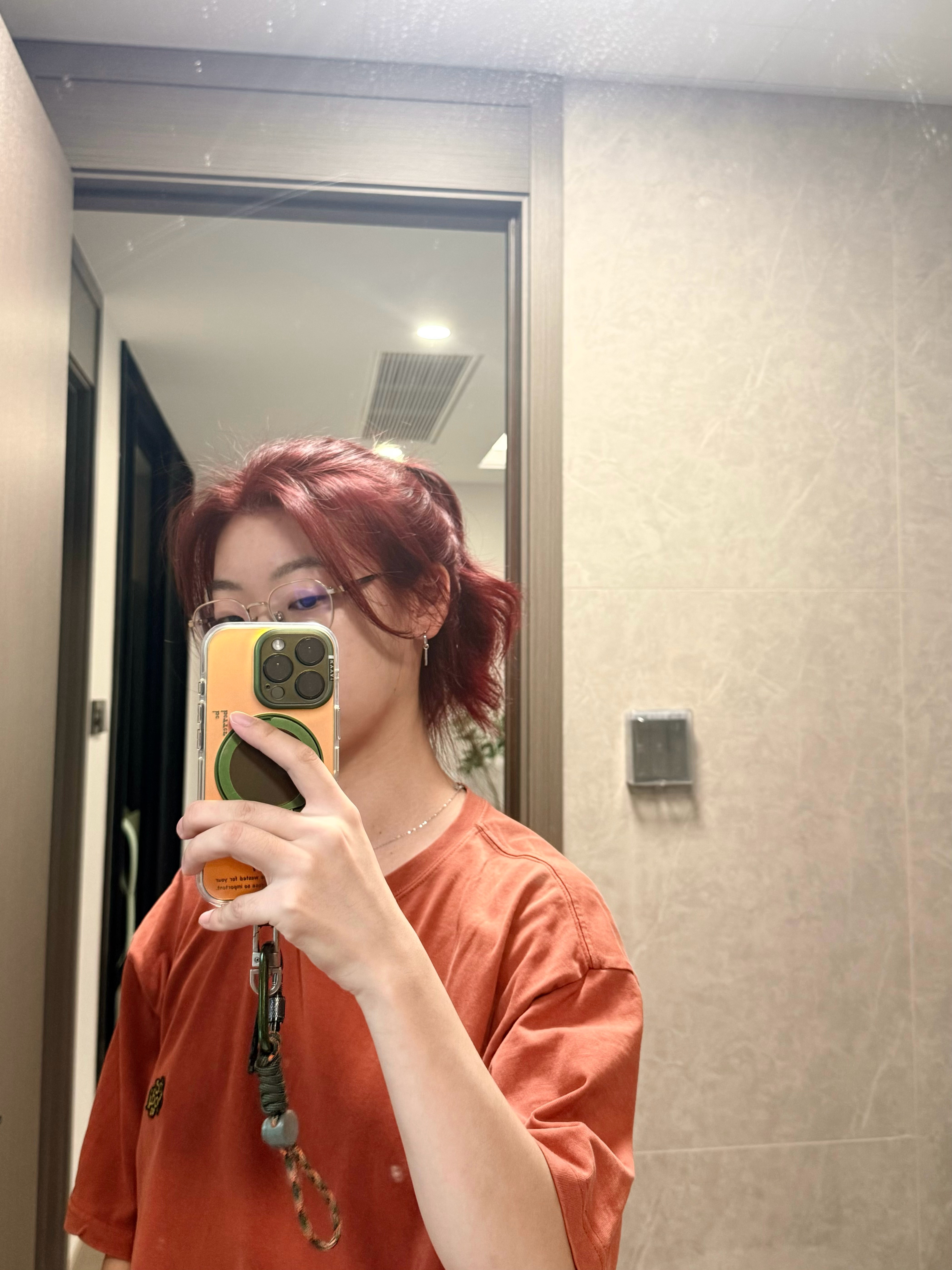 又双叒叕染红。被今天的理发师震惊。染发膏快抹到耳朵边时，我摘下眼镜，他接过眼镜说