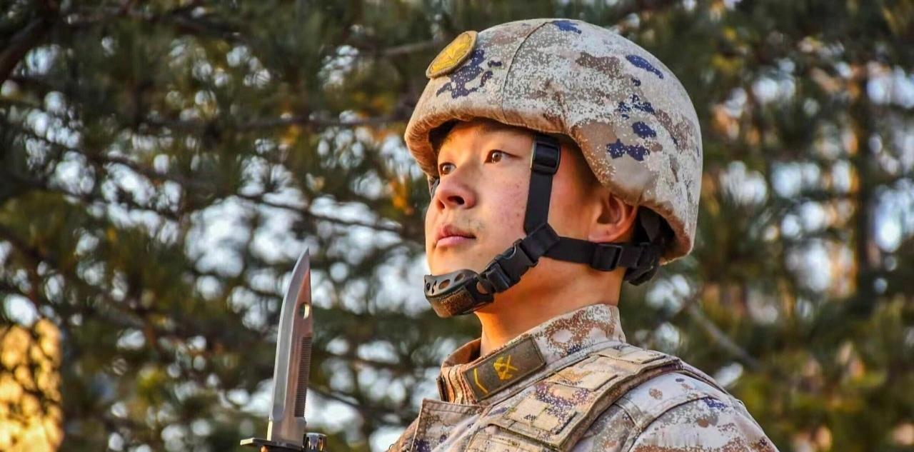 军事体育特级考核评定中
班长王鲁
以军事体育训练成绩满分
实战技能科目全优的成绩