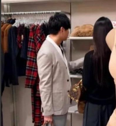 林俊杰与女友逛街买内衣，林俊杰手中提爱马仕铂金包,女友手中挎LV speedy限
