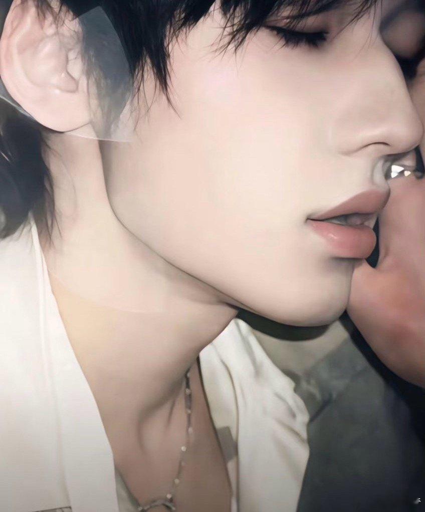 这样干净的下巴，还能再见吗？十辈子没见过这种女神图了，如此完美的五官怎么会这样，