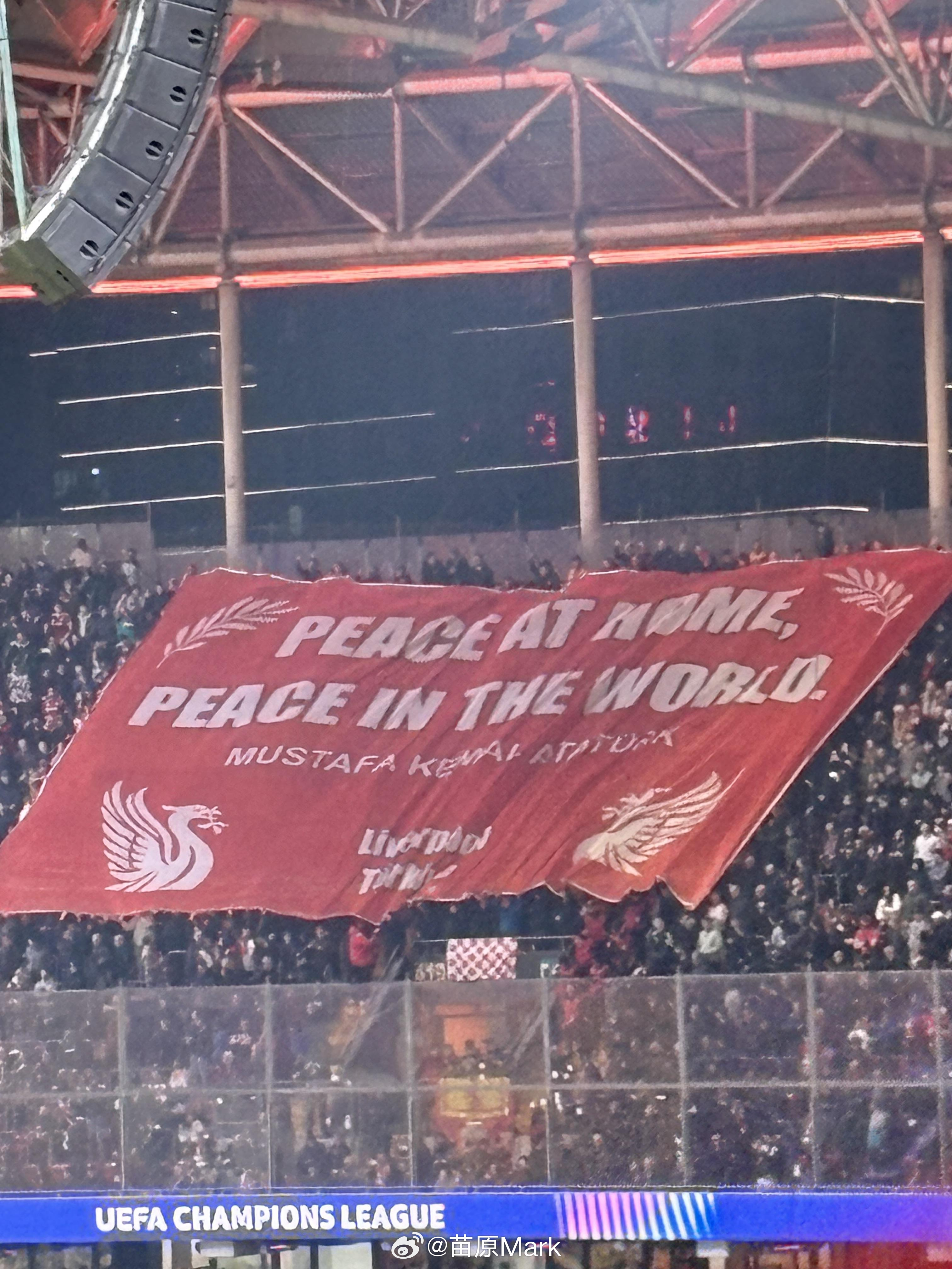 土耳其阿达纳的利物浦球迷来到欧冠举旗：Peace at home, peace 