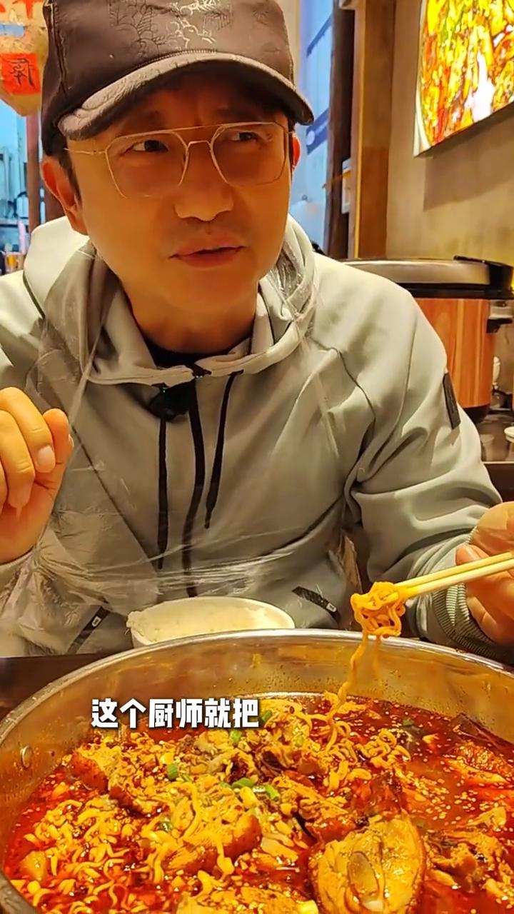 成都第二站挑战微辣冒烤鸭和解辣神器。
前两天有网友评论说在成都一定要尝尝当地的冒