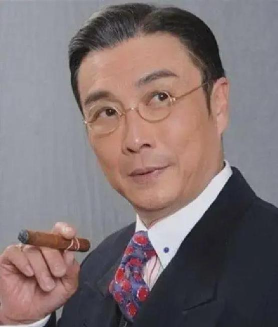 一次，43岁的刘松仁在飞机上，看上了小他20岁的泰国空姐，于是，便开始挥金如土展