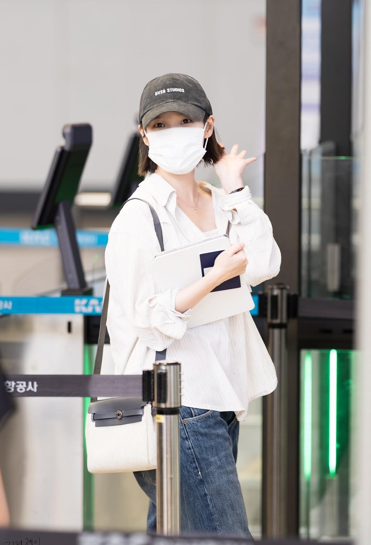 onlyU消息-260908 IU金浦机场出境饭拍高清美图

【cr:logo 