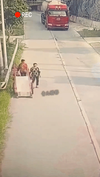 大妈突然左转过马路，不幸被身后的大货车撞倒后碾压！
当时她正好处于大货车的视线盲