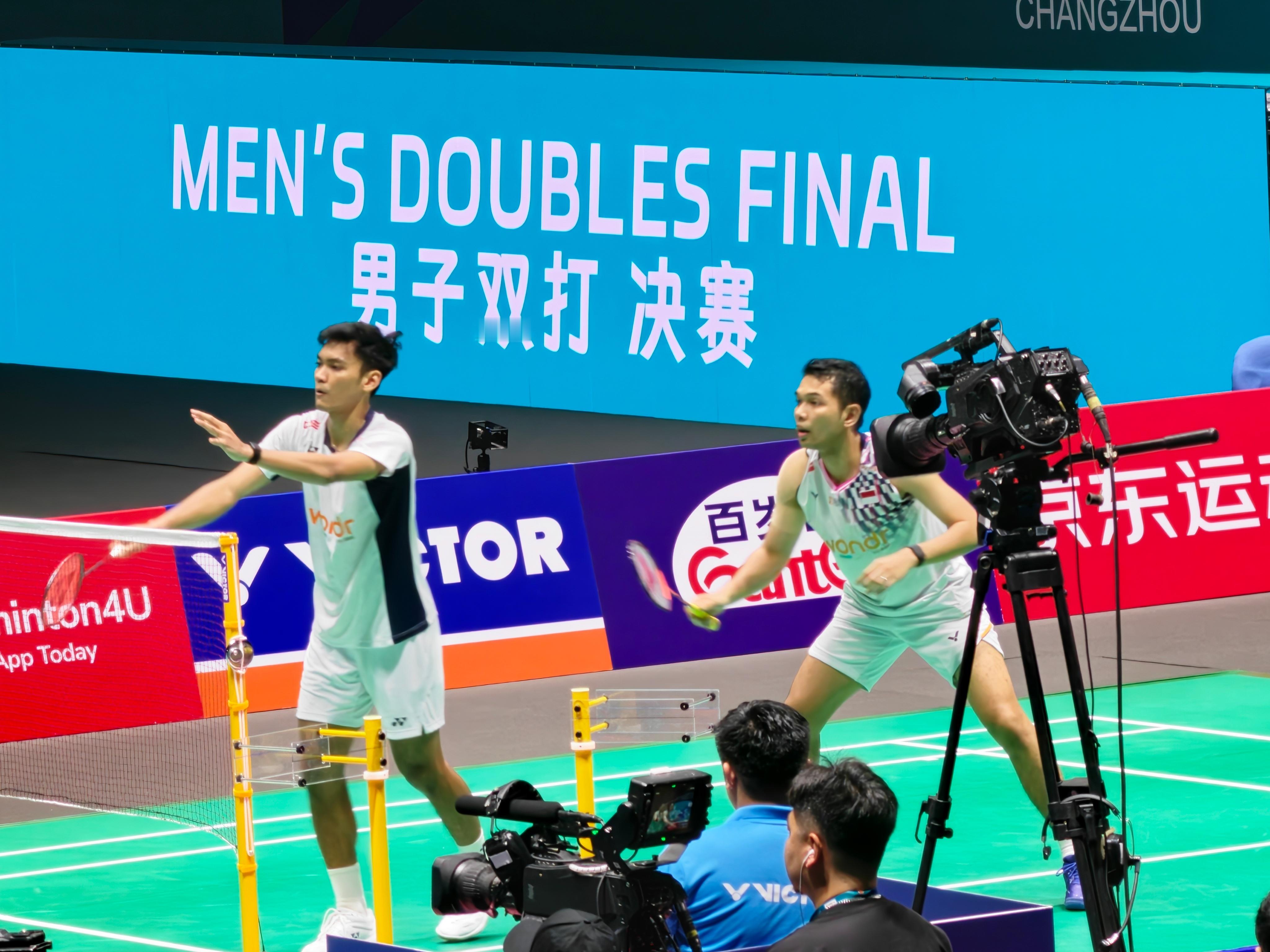 男双决赛：阿尔菲安/菲克里🇮🇩 21-15、21-14 🇲🇾谢定峰/苏伟
