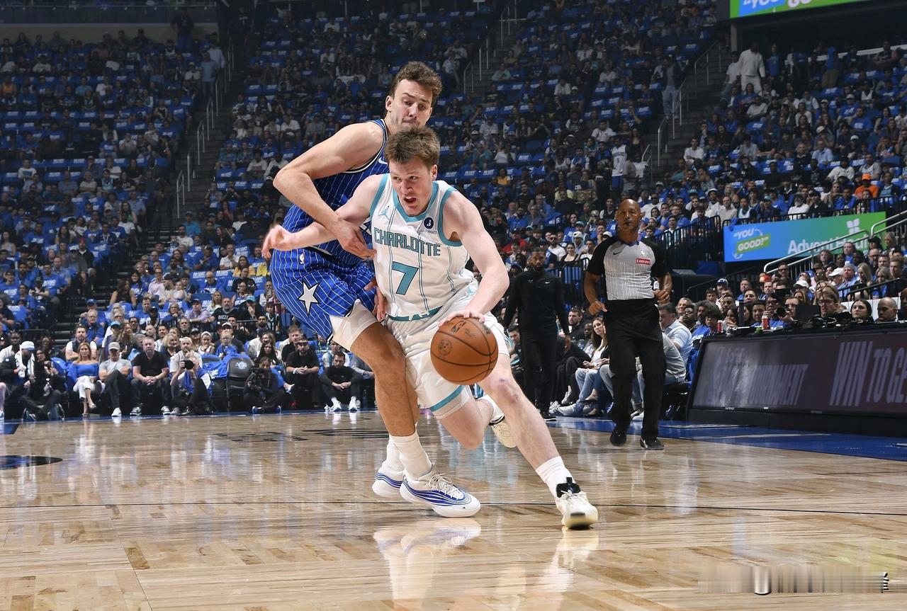 惨败31分出局！黄蜂惨败魔术，暴露出五大致命问题：
 
1.季后赛经验为零。全队