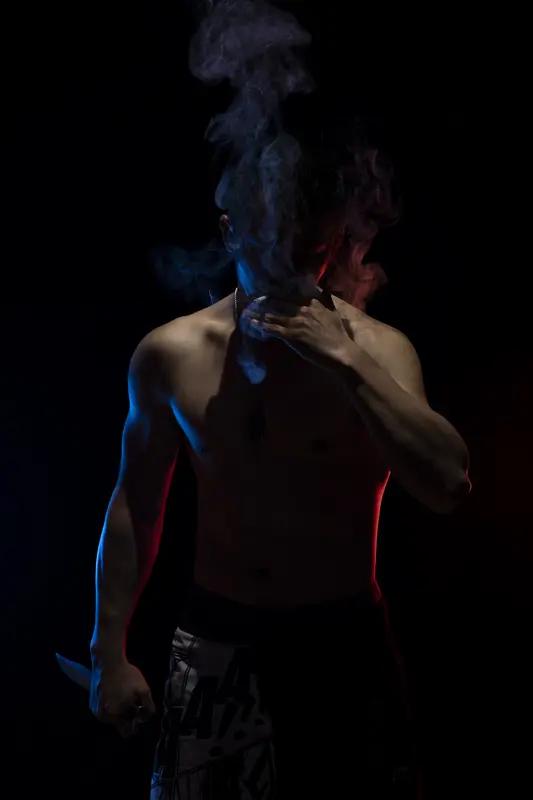 很多人之所以能够做成一件事情，就是因为他们有狠劲。

一股冲劲，一股热情，而不是