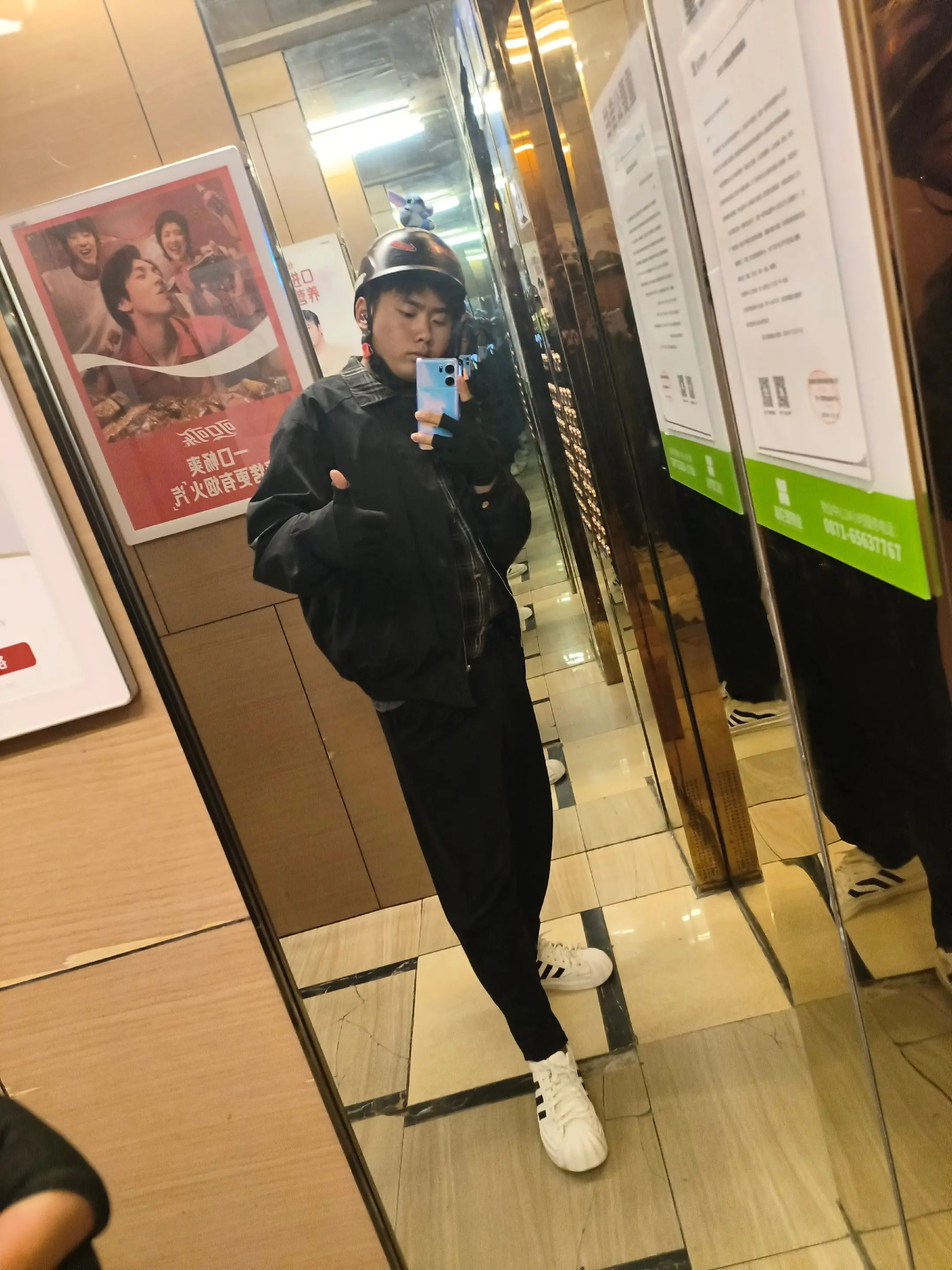 电梯随拍ootd 男孩子要努力啊
