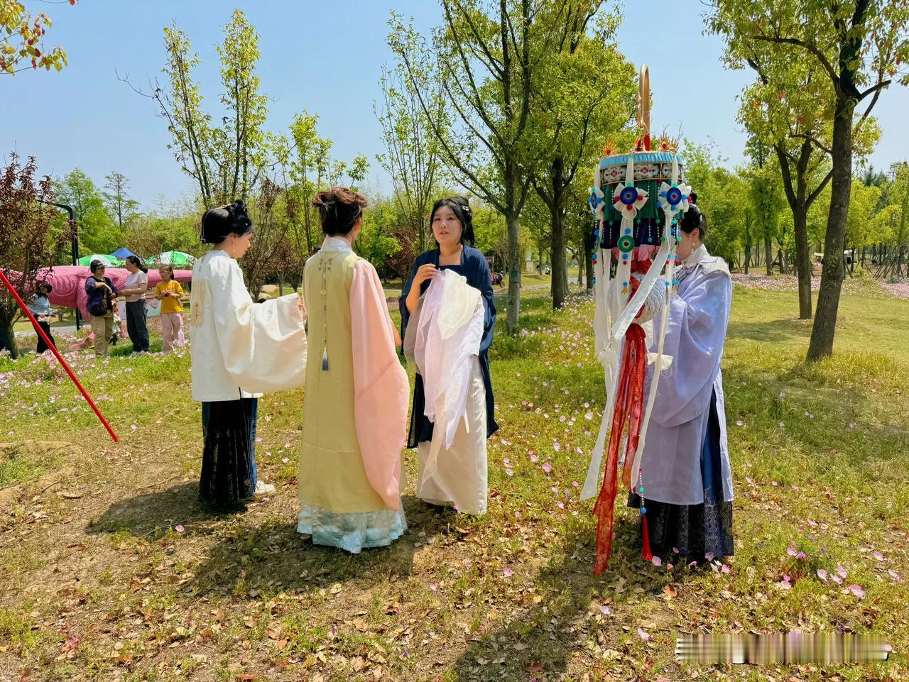 汉服小姐姐总能给人一种独特的美感。 在鱼梁洲生态湖就偶见了几个汉服小姐姐，那画面