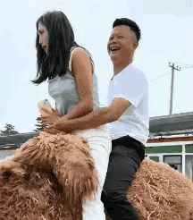 骆驼不是很温顺的吗？应该是承受了不两人的重量了？

真的是应了那一句，当时笑的有