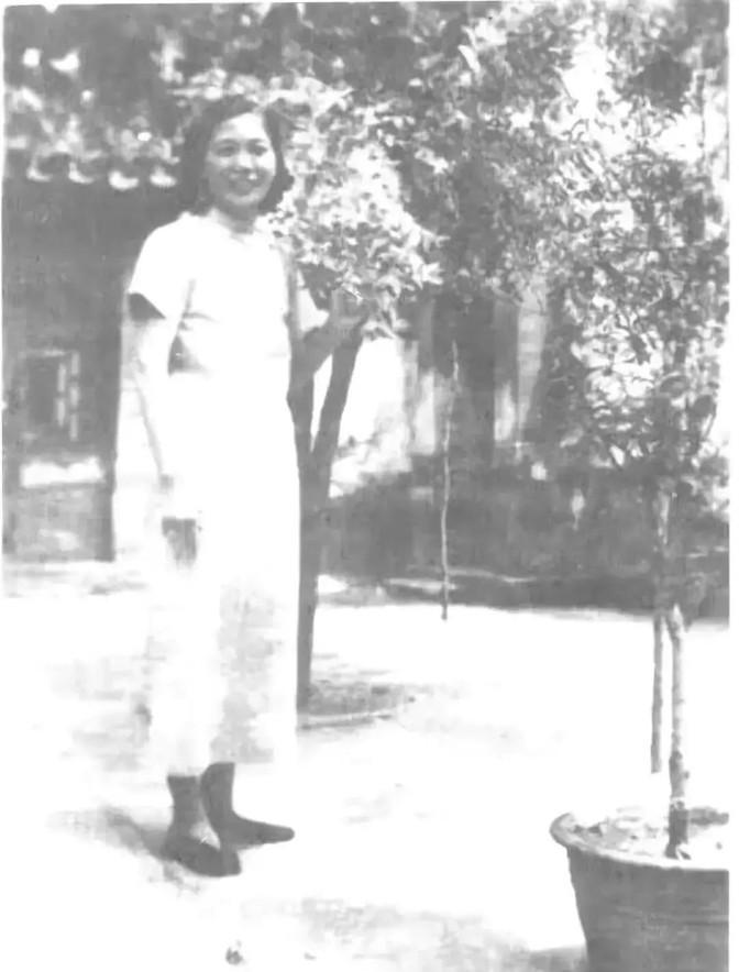 1913年，张恨水才18岁，他妈给他挑了个媳妇。那时候包办婚姻是常态，他心里一百