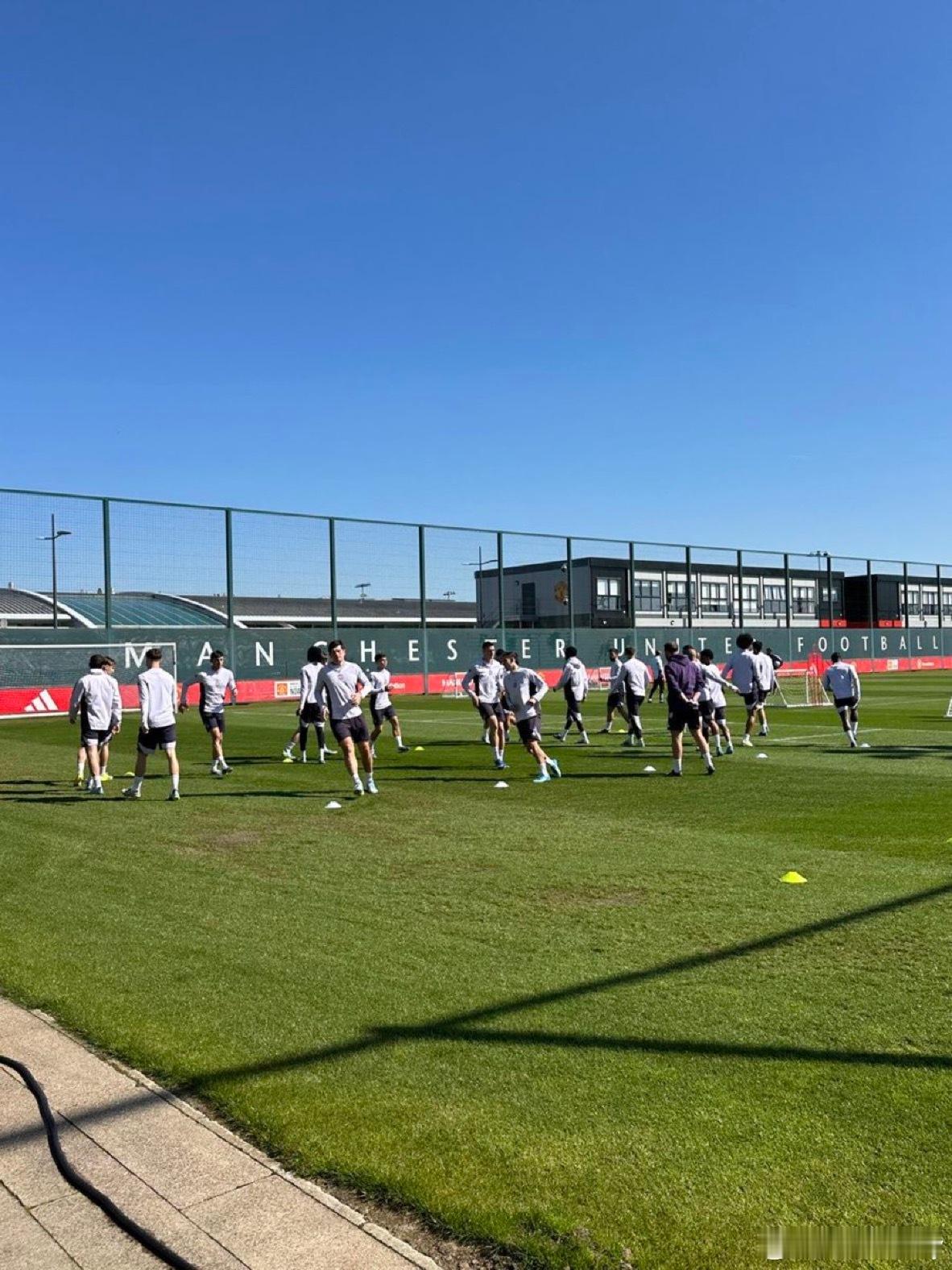 本轮对阵小蜜蜂将是曼联这赛季第六次在周一晚场进行比赛，球队希望约罗和库尼亚能够顺