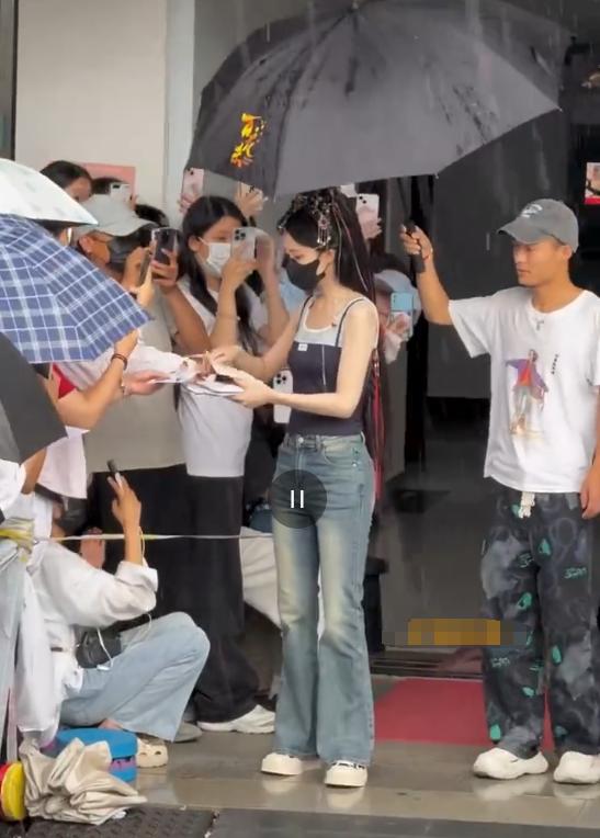 孟子义这封信，收得真心实意
雨天里粉丝递信，她淋着雨接了。
纸袋滑到地上，立马弯