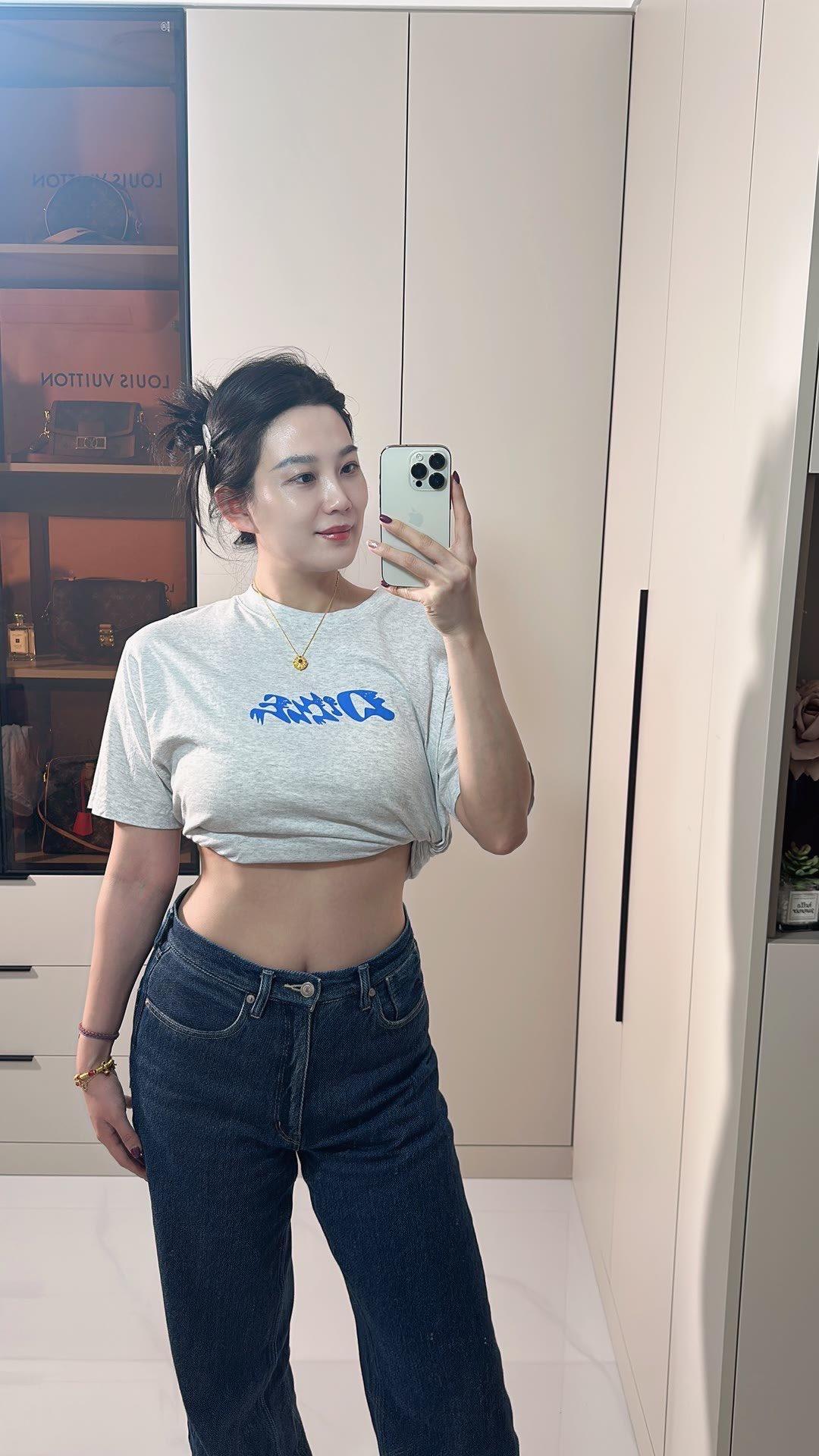 元气满满的一天，从自信的自拍开始！💪📸你喜欢爱运动的女生吗