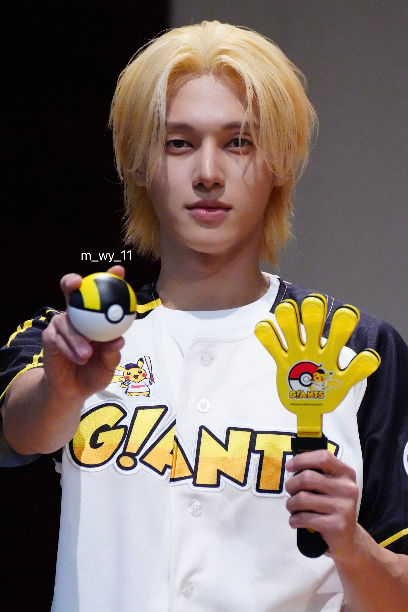 郑友荣[超话]  高清｜260904 线下签售©m_wy_11 ​​​