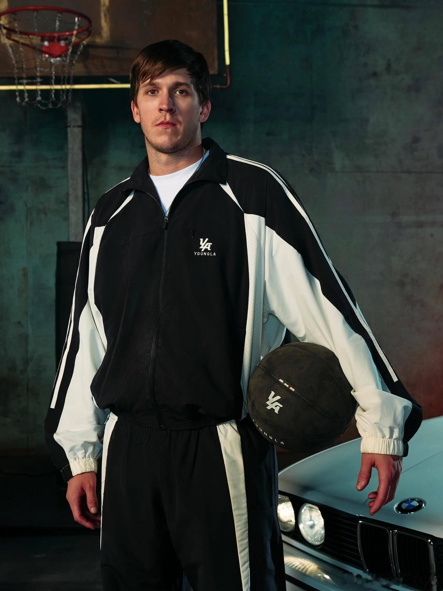 里夫斯晒出一组帅照🔥（与服装品牌YoungLA合作） 