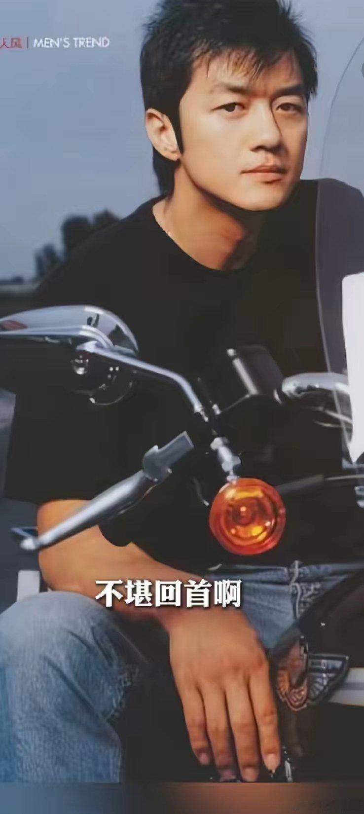 李亚鹏都感慨岁月无情。这是成年之后自己买的第一辆摩托车。现在在看以前的老照片。再