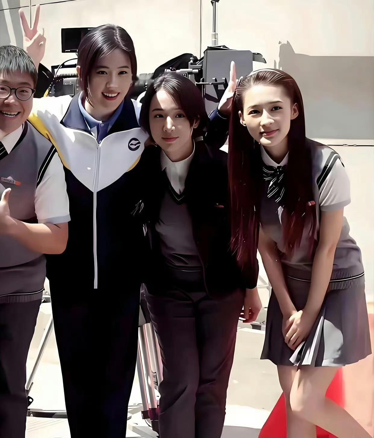 我知道李沁和刘亦菲，可中间那位女士，我完全没印象，她到底是谁呢？